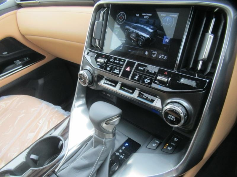 Lexus LX600 - Image 10