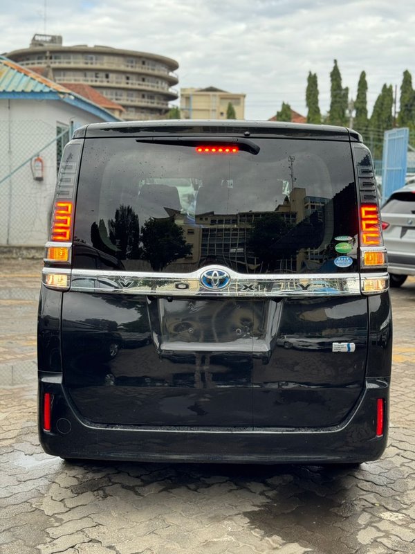Toyota VOXY - Image 5