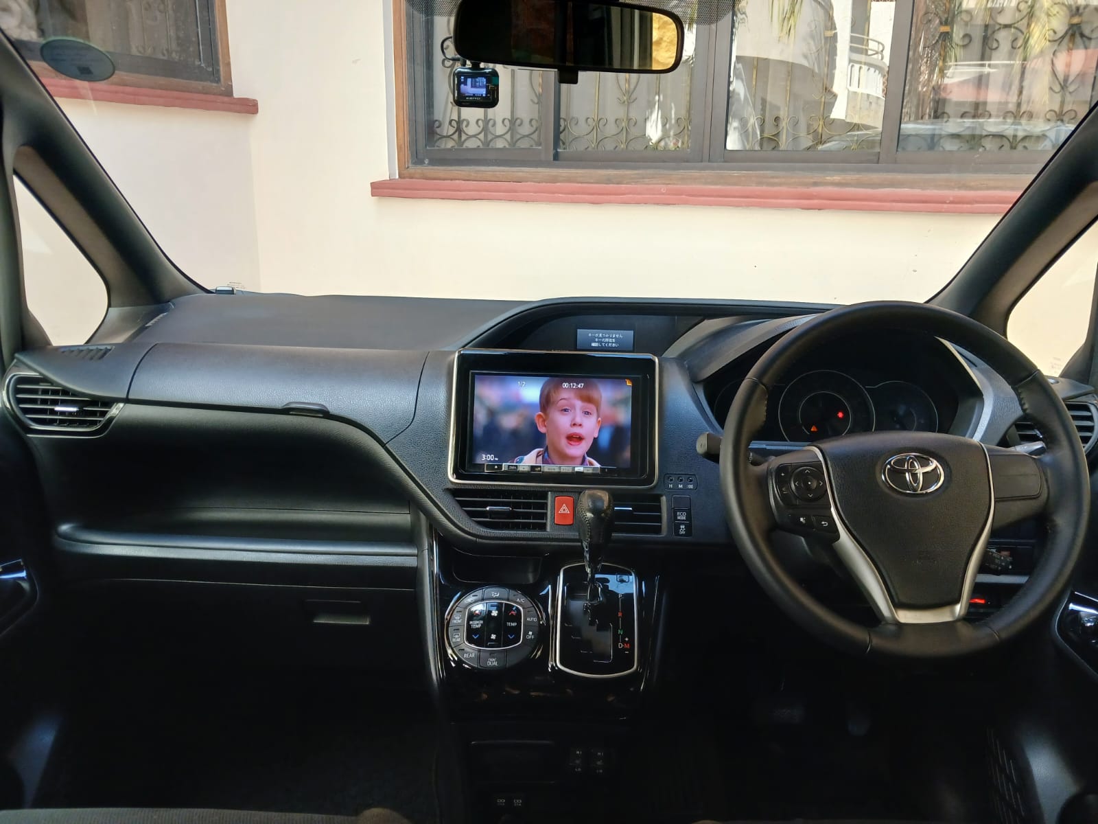 Toyota VOXY - Image 1