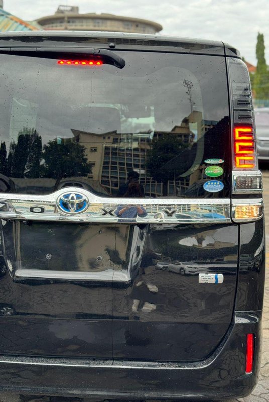 Toyota VOXY - Image 9