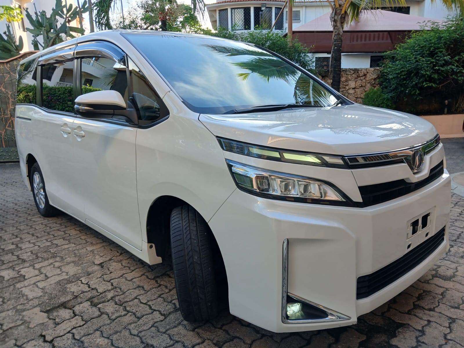 Toyota VOXY - Image 2