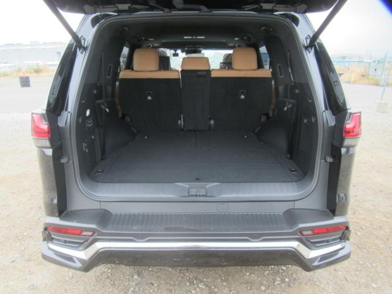 Lexus LX600 - Image 8