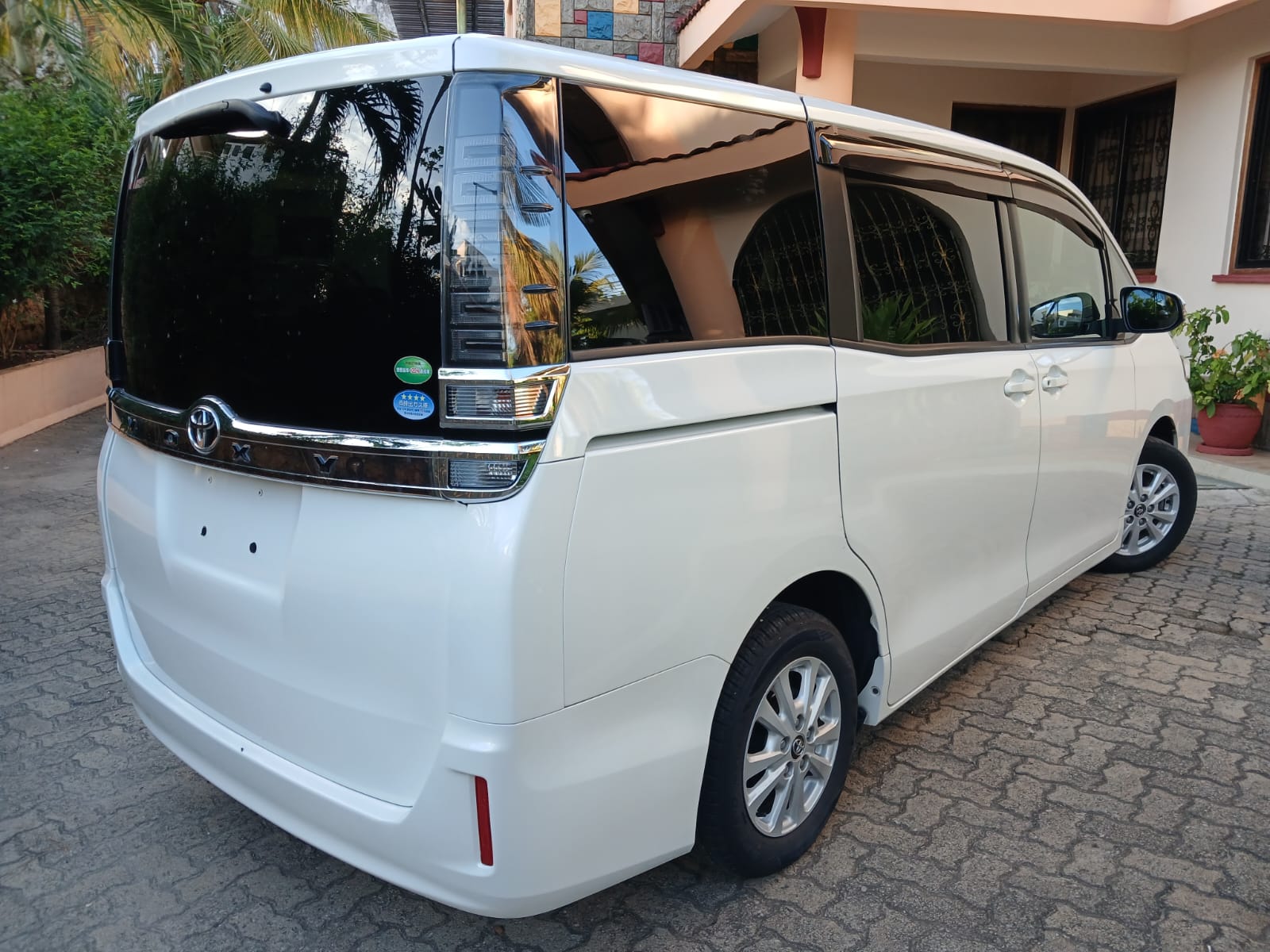 Toyota VOXY - Image 2