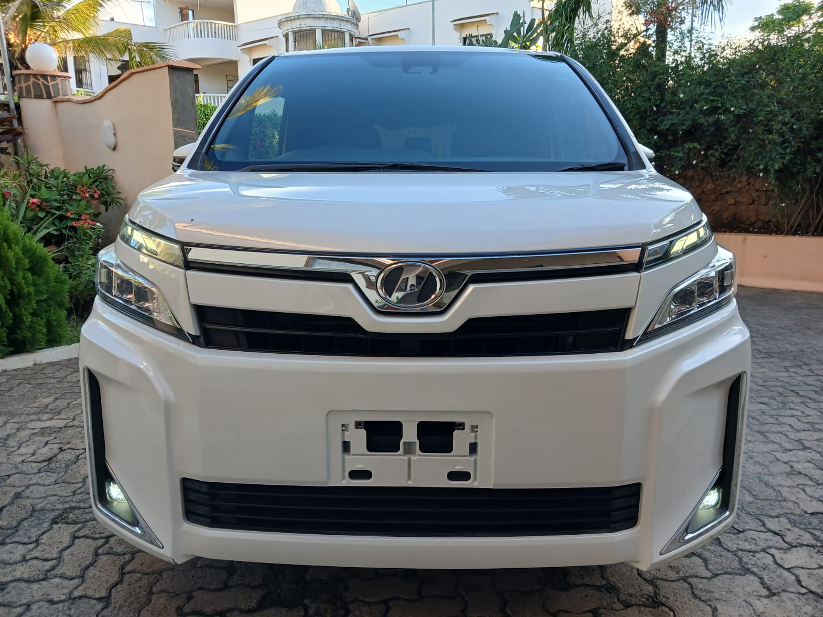 Toyota VOXY - Image 1