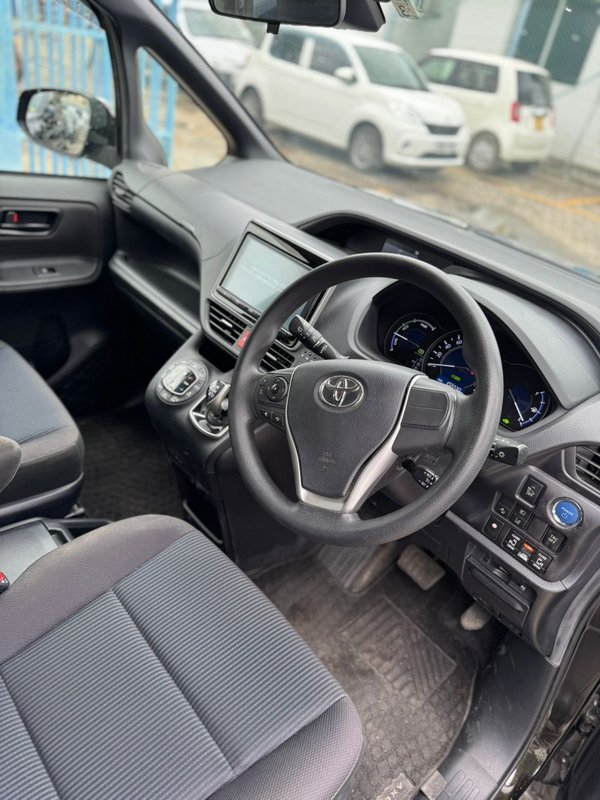 Toyota VOXY - Image 2