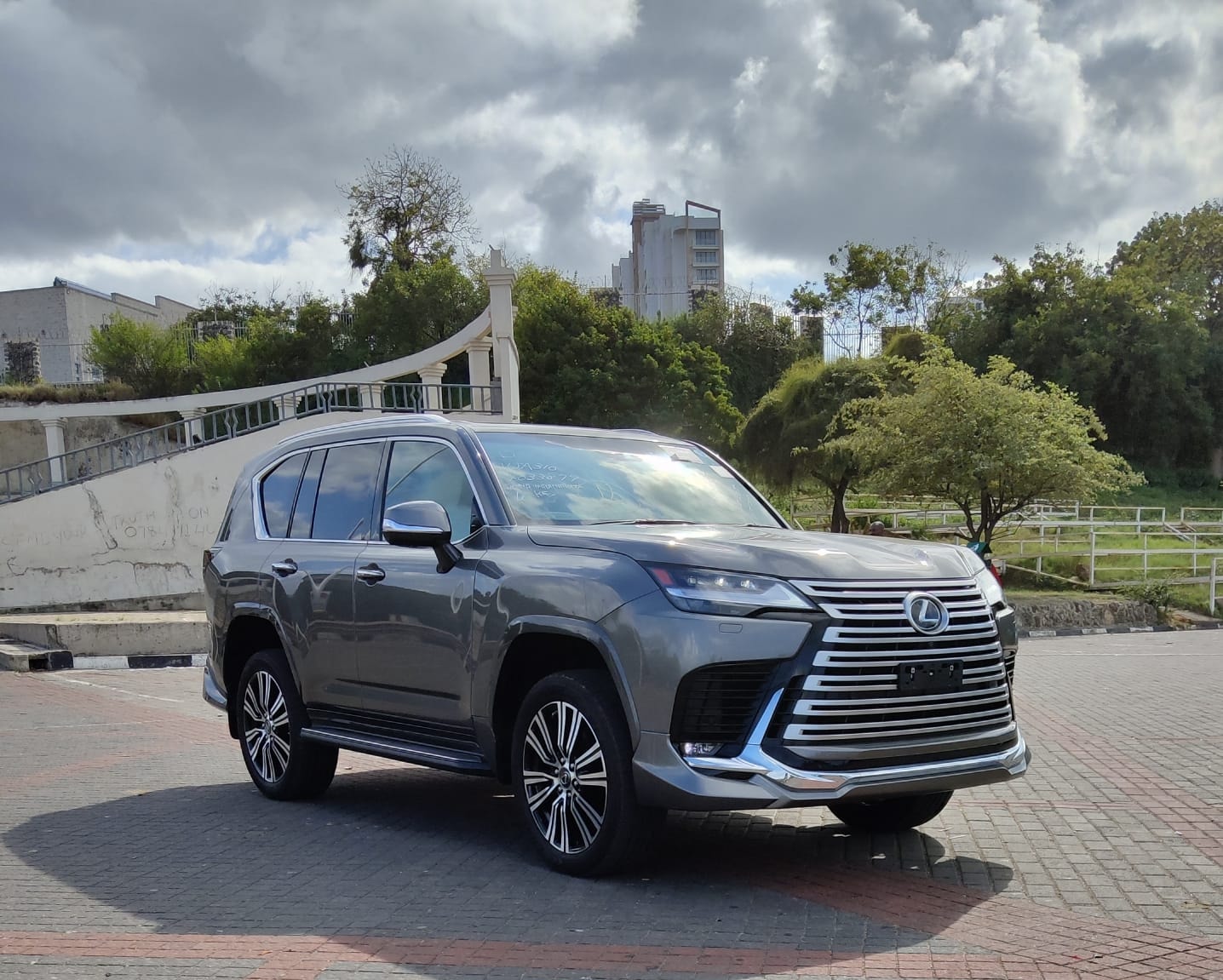 Lexus LX600 - Image 8