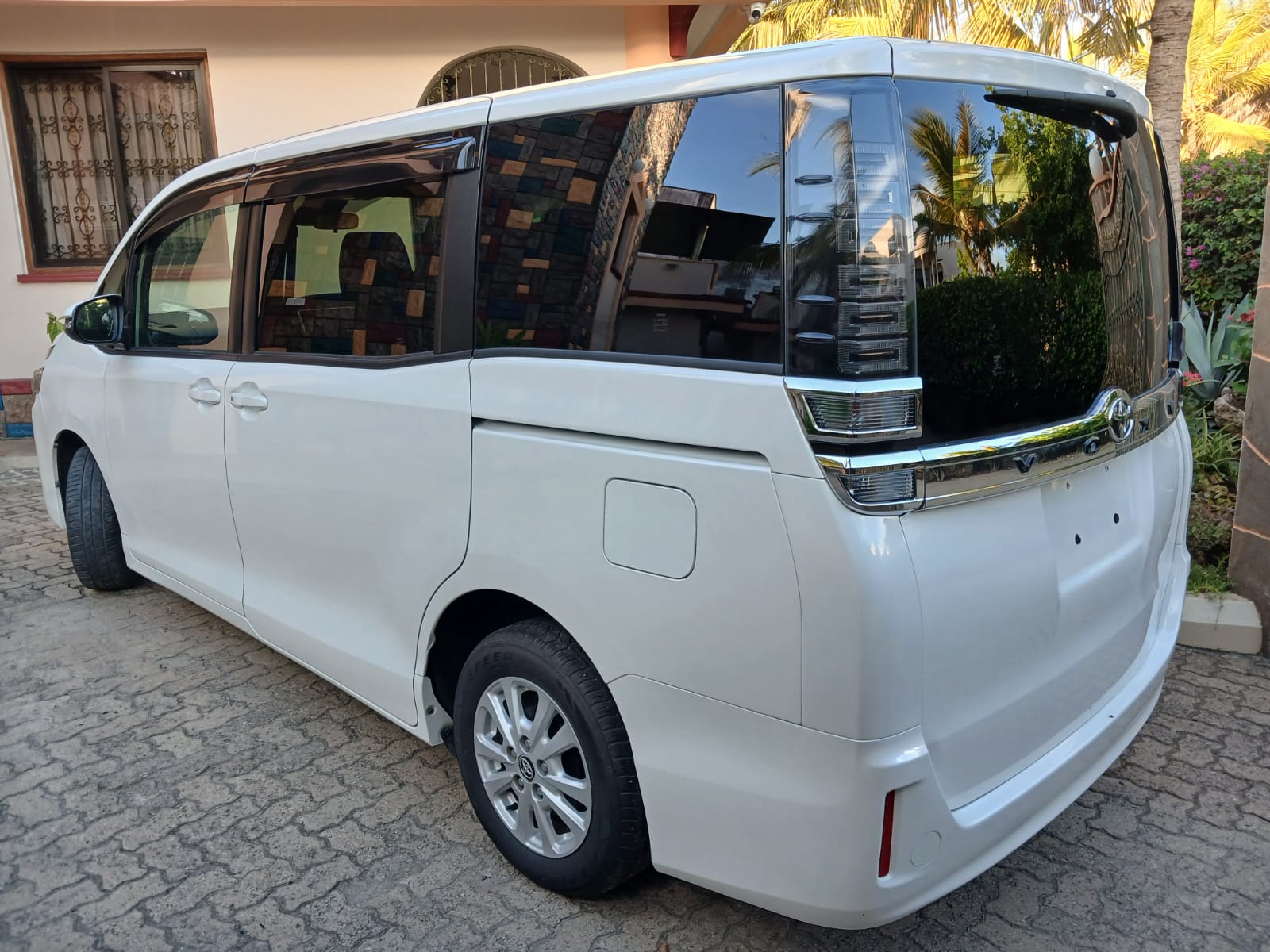 Toyota VOXY - Image 1