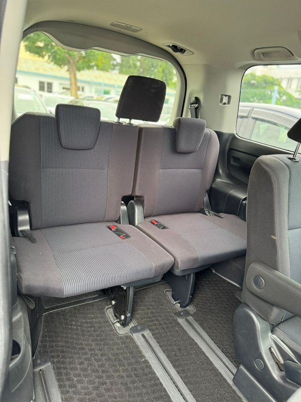 Toyota VOXY - Image 4