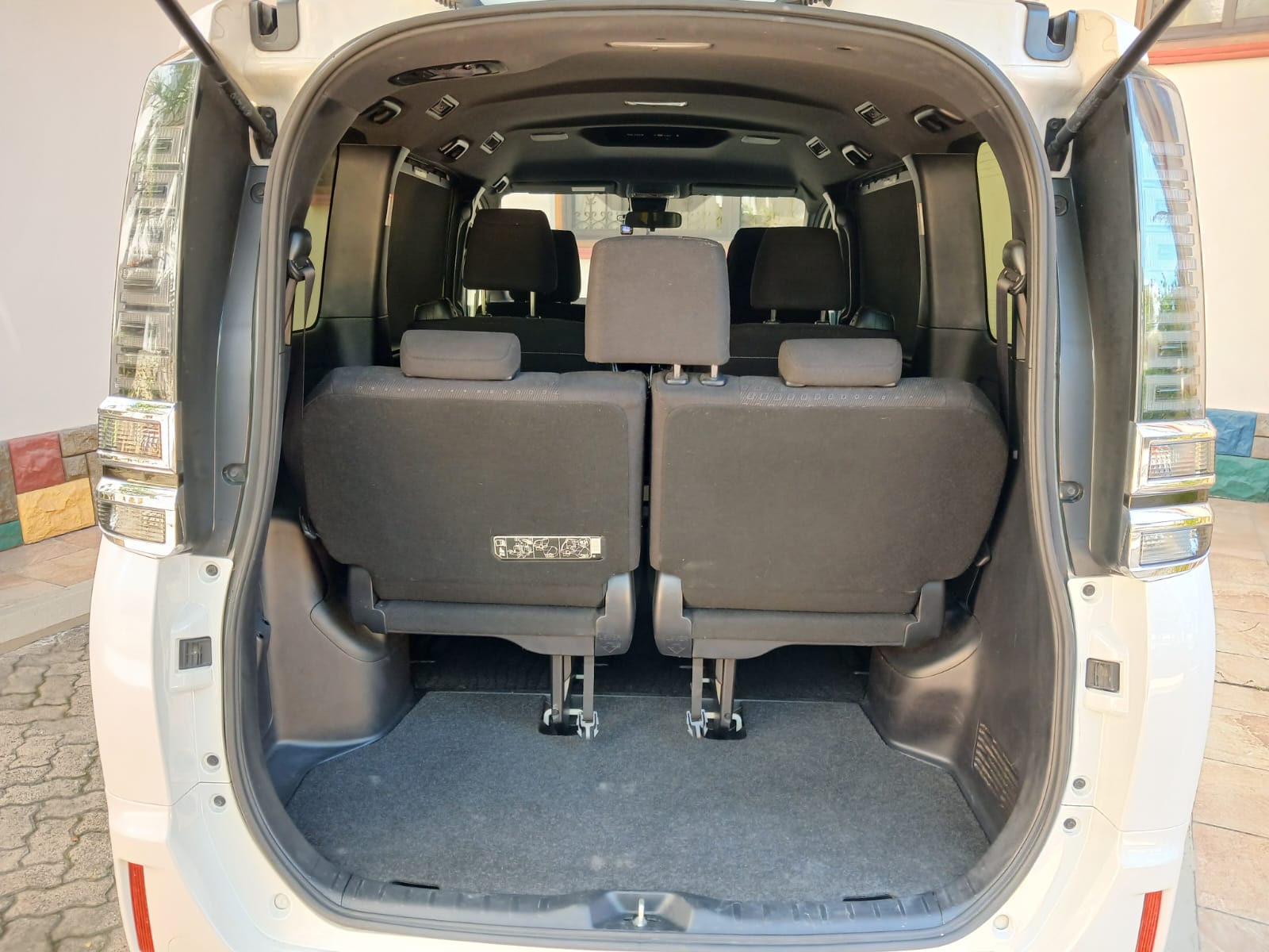 Toyota VOXY - Image 2