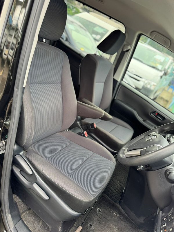 Toyota VOXY - Image 6